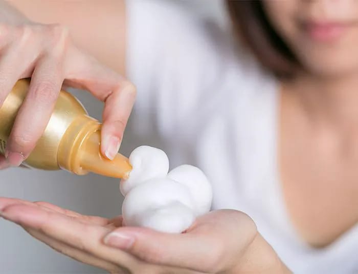 woman-using-hair-mousse
