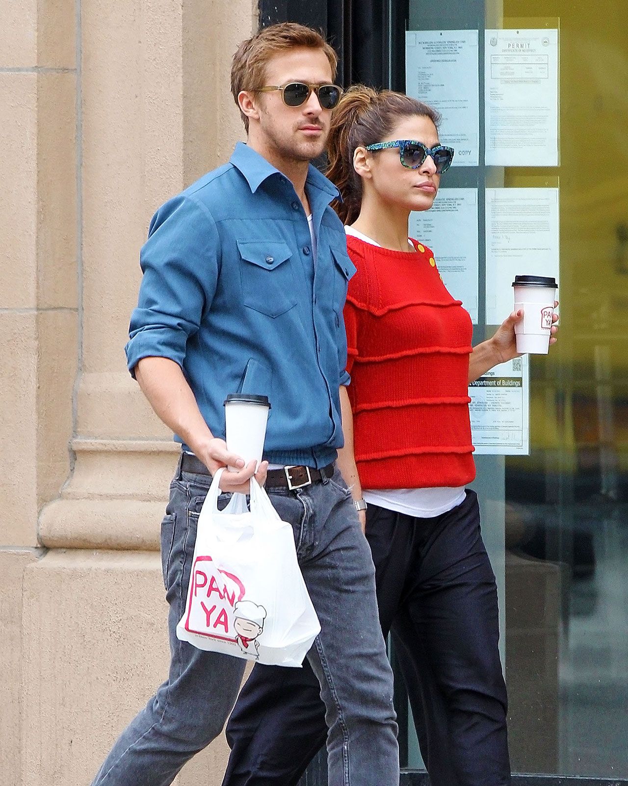 Ryan Gosling Eva Mendes walking in NYC with sandwiches and coffee