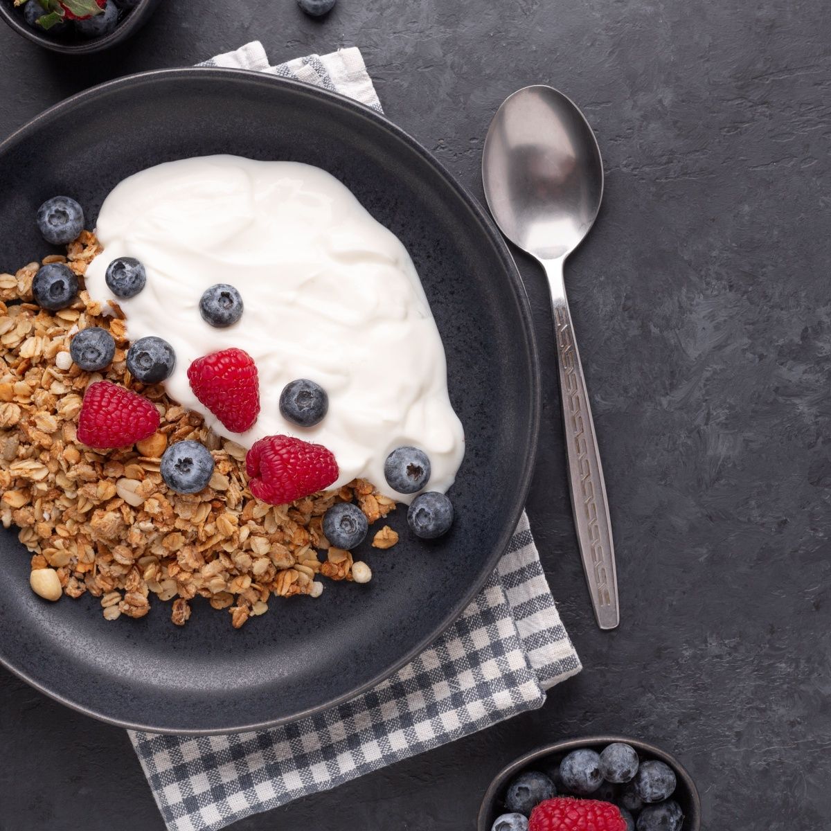 greek yogurt with oats and berries