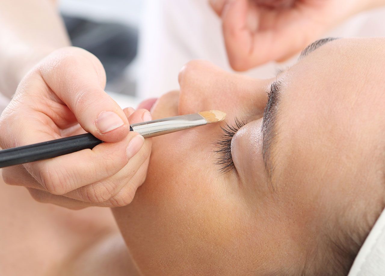 makeup-artist-applying-concealer