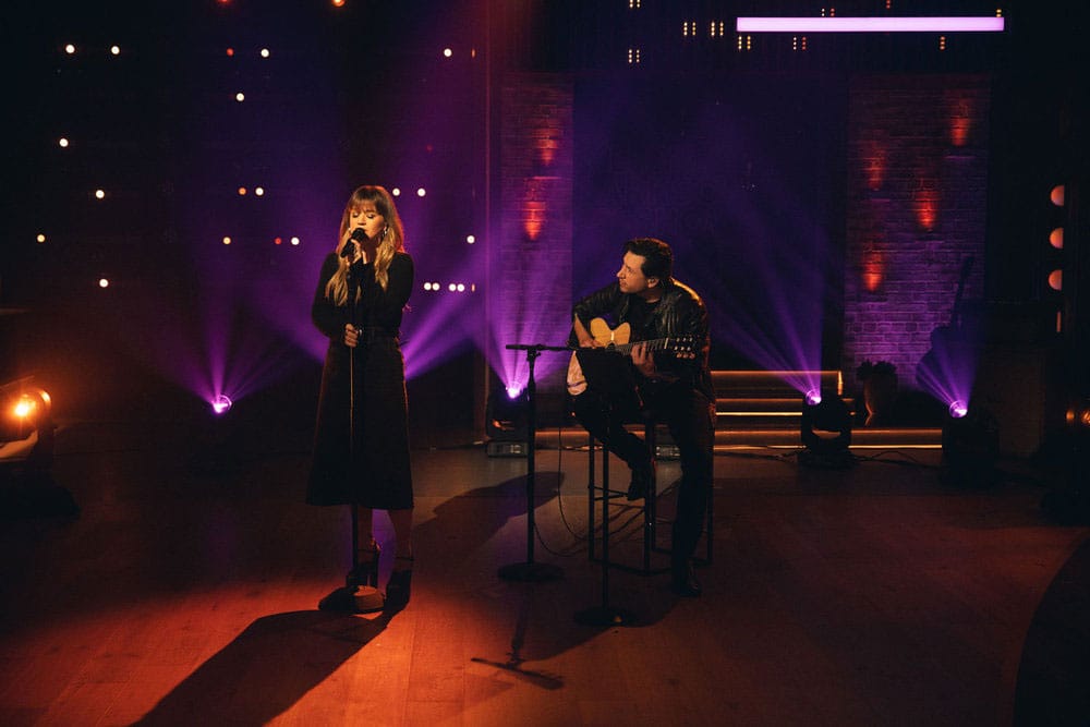 Kelly Clarkson performing Over the Rainbow