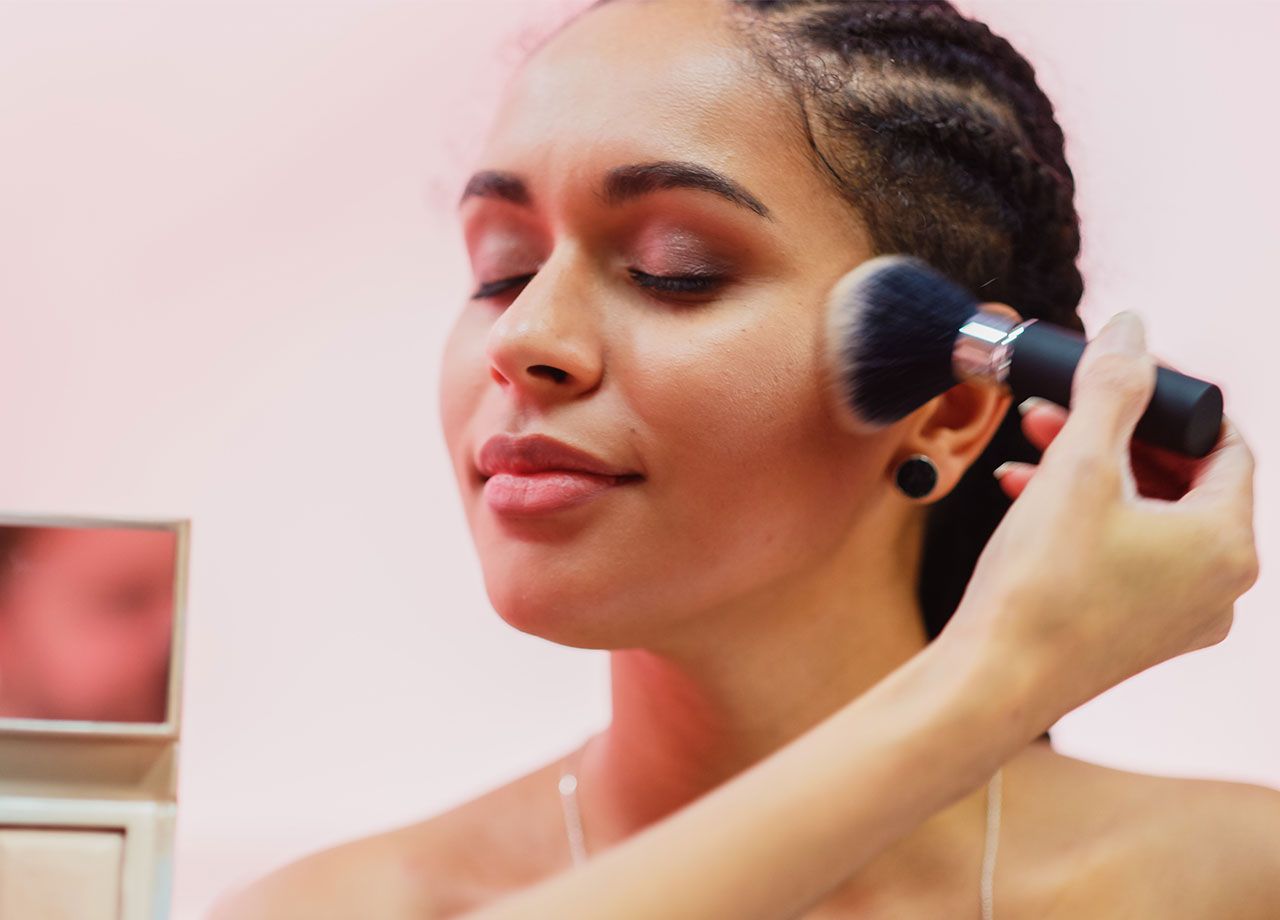 woman-applying-makeup