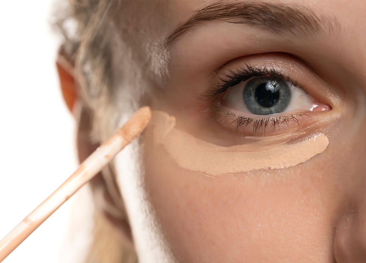 woman-applying-concealer