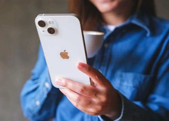 woman-holding-iphone