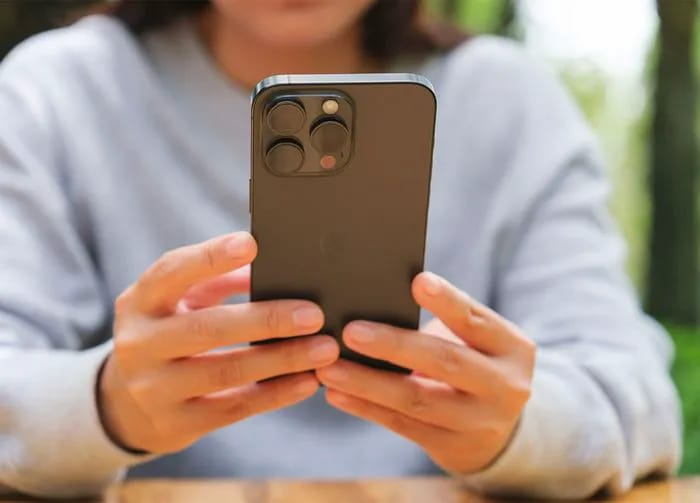 woman-using-iphone