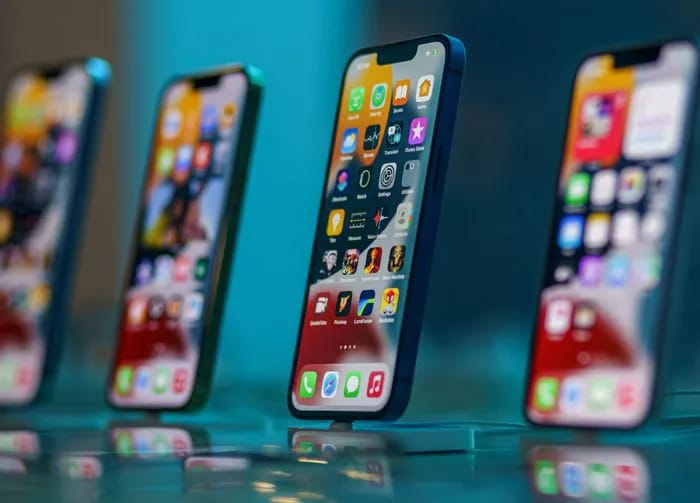 iphones-on-display