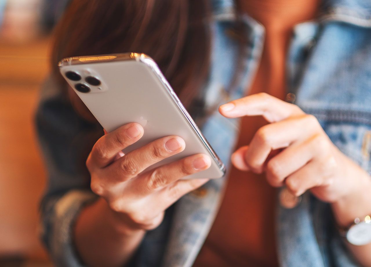 texting-white-iphone