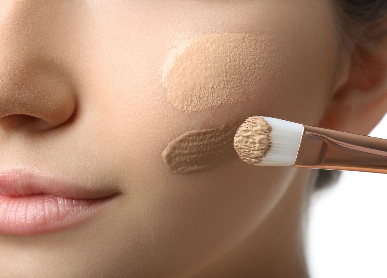 woman-applying-concealer