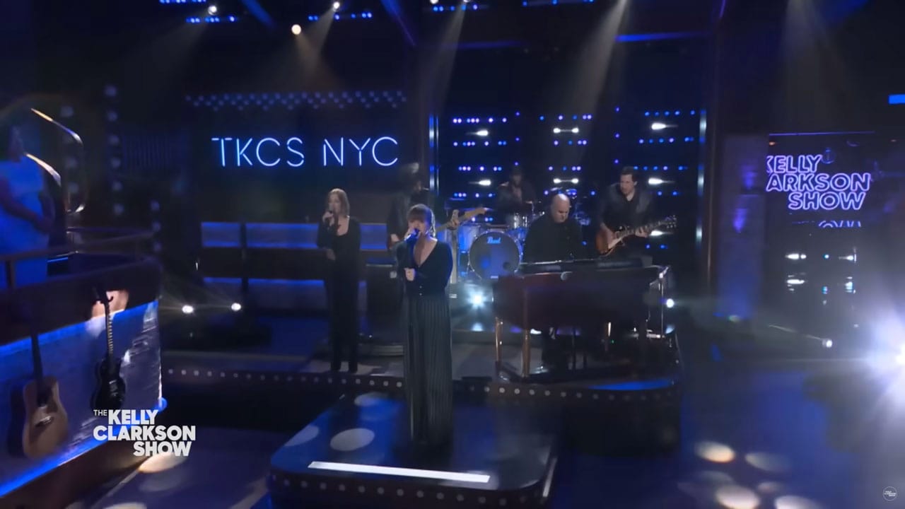 Kelly Clarkson sings What's Left of Me