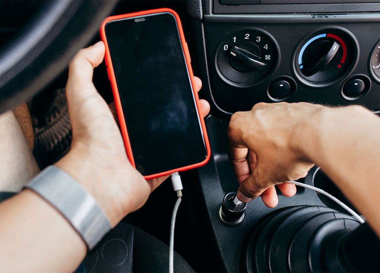 charging-iphone-car