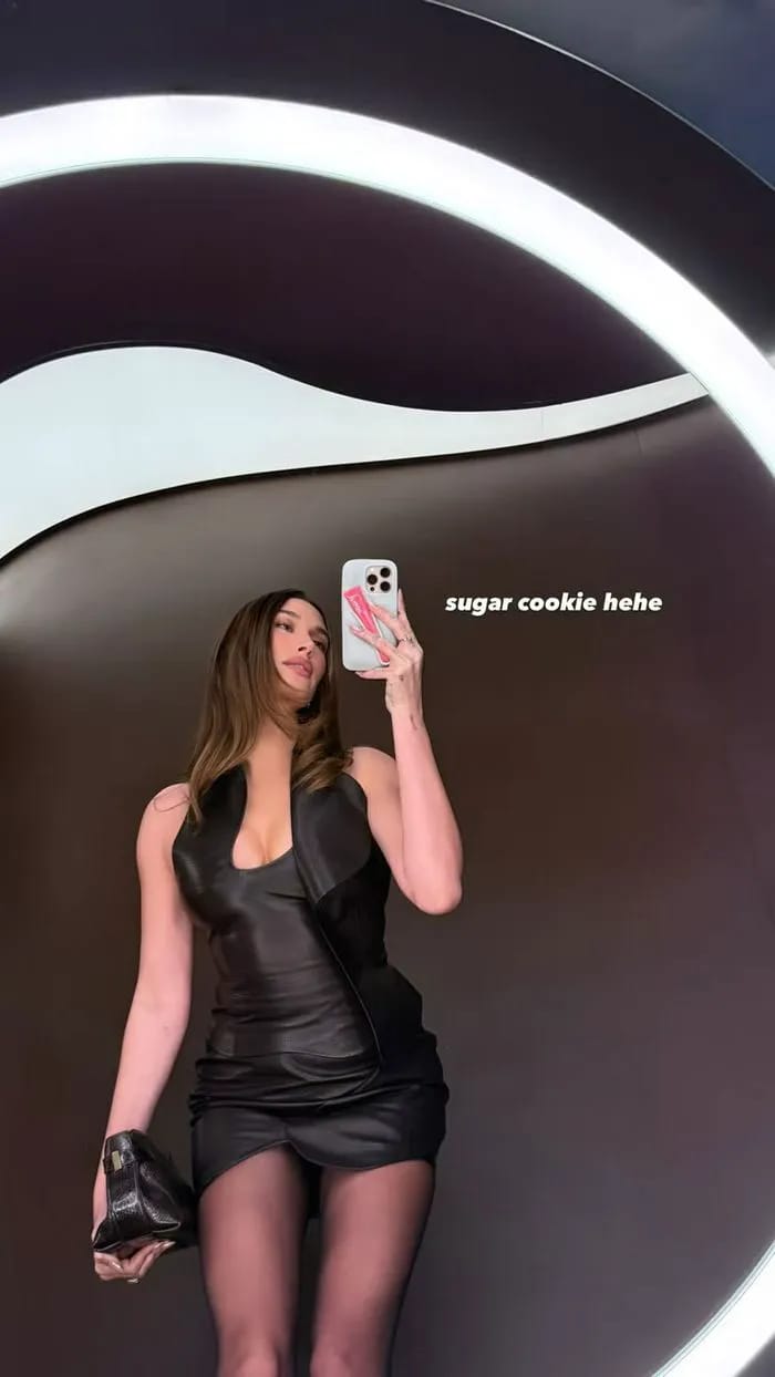 Hailey Bieber mirror selfie Rhode pop up
