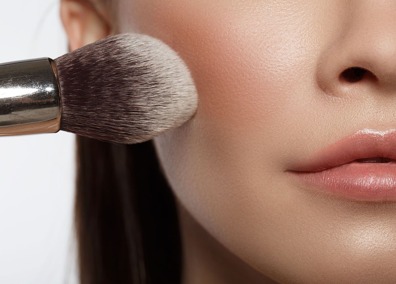 woman-applying-blush