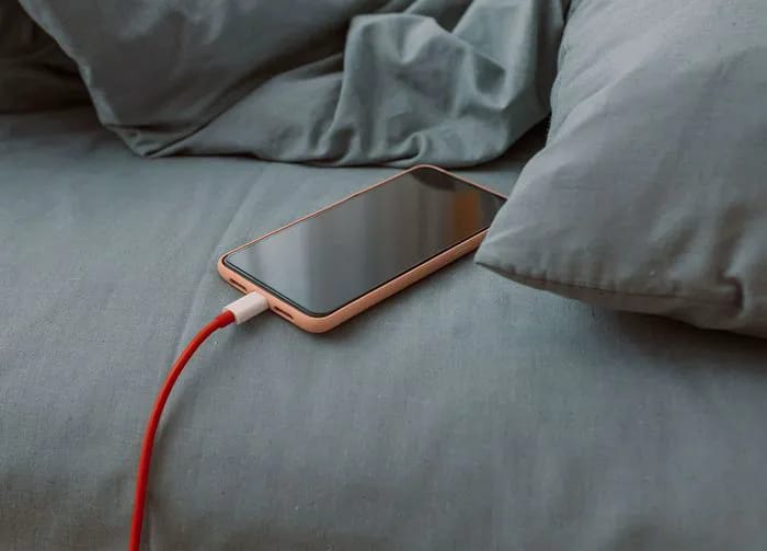 iphone-charging-warm-room