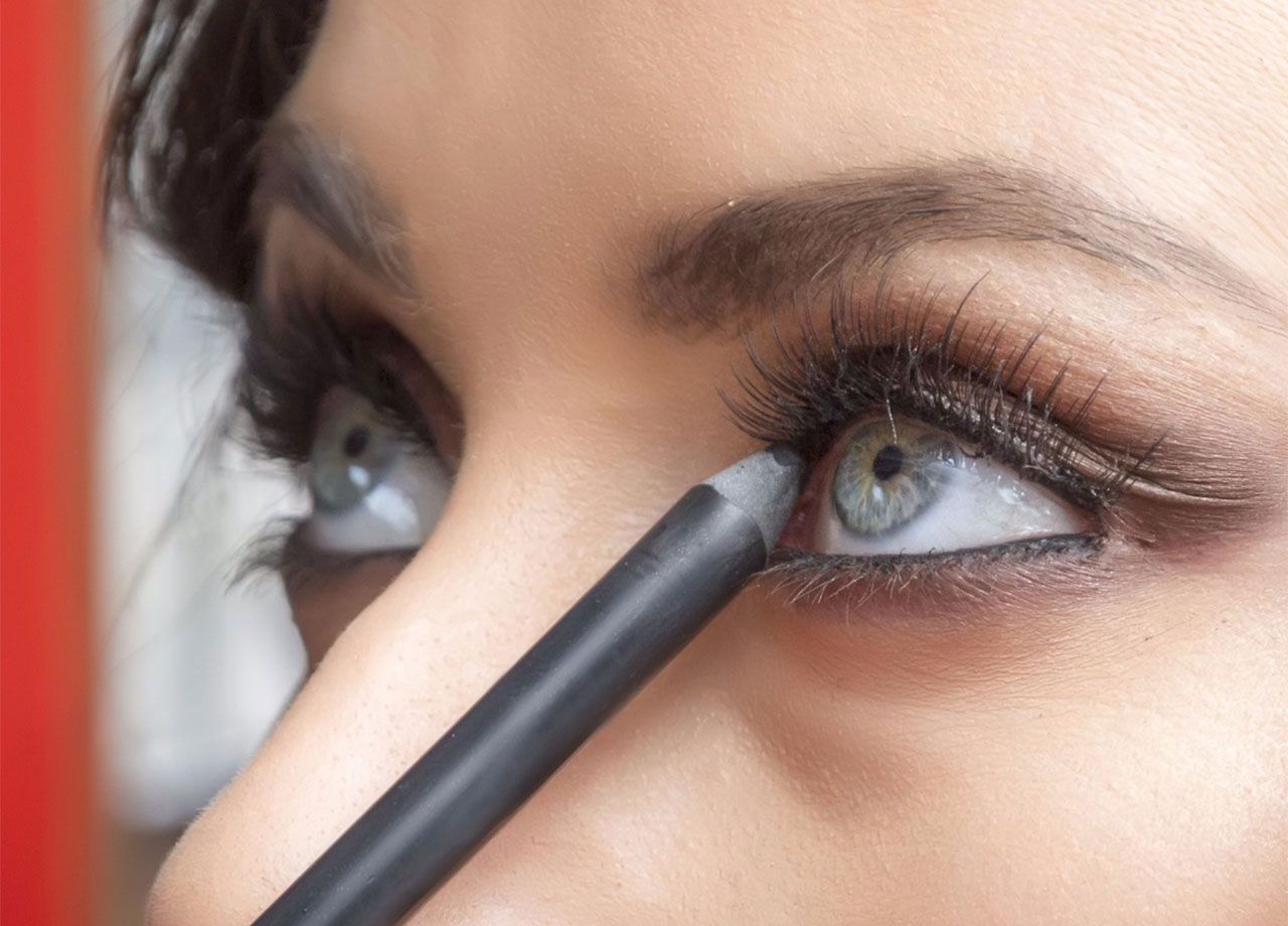 woman-applying-eyeliner