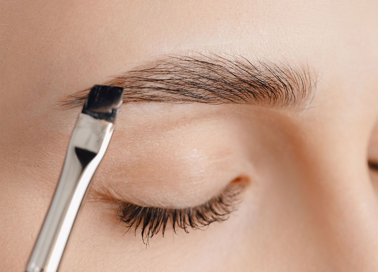 woman-filling-in-eyebrows