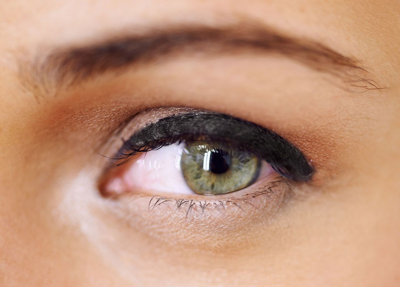 women-wearing-thick-eyeliner