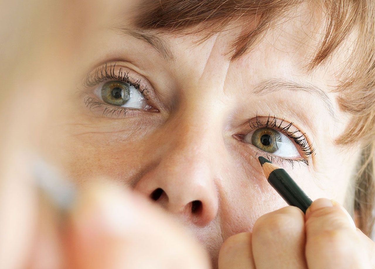 woman-applying-black-eyeliner