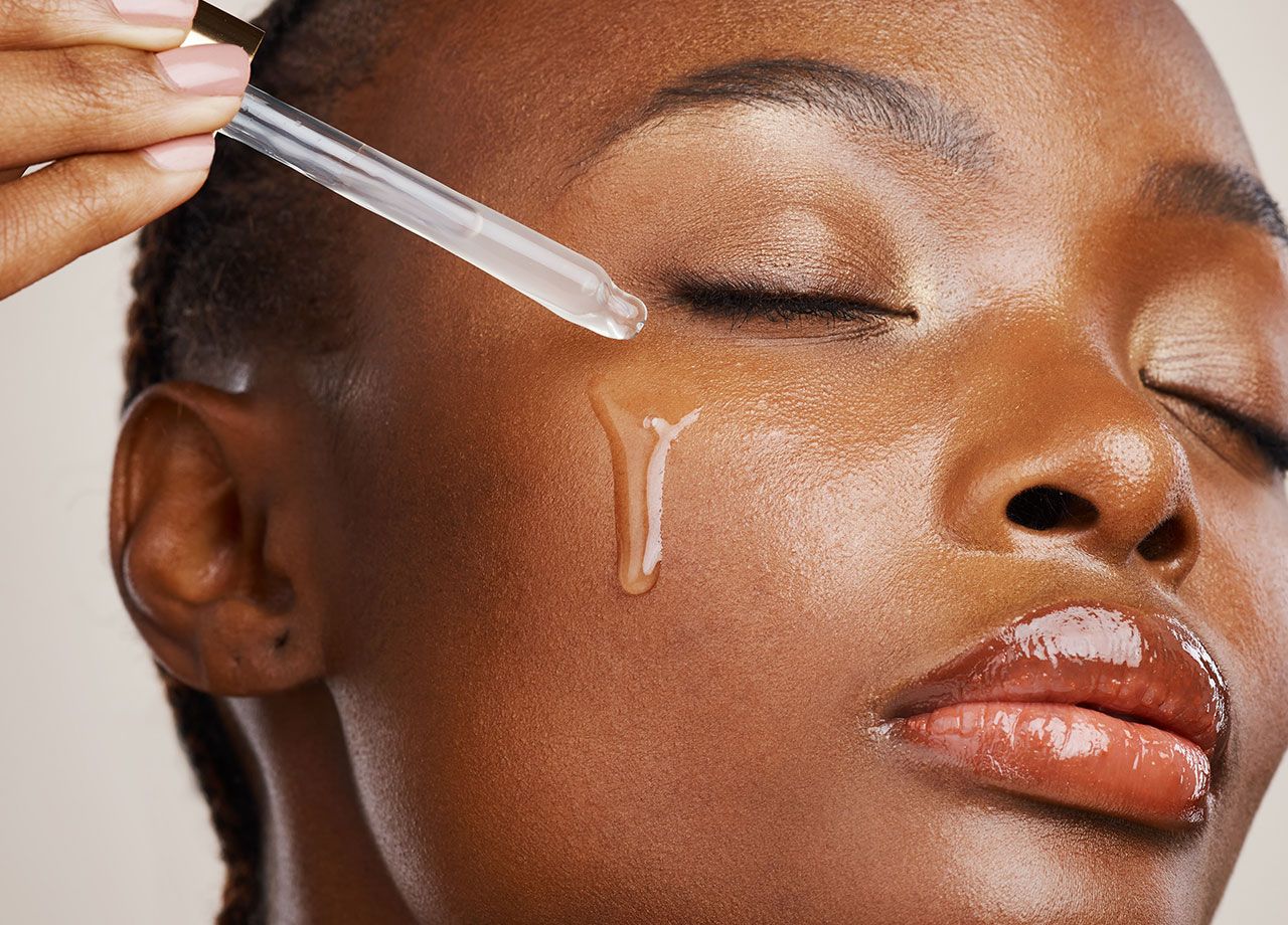 woman-using serum