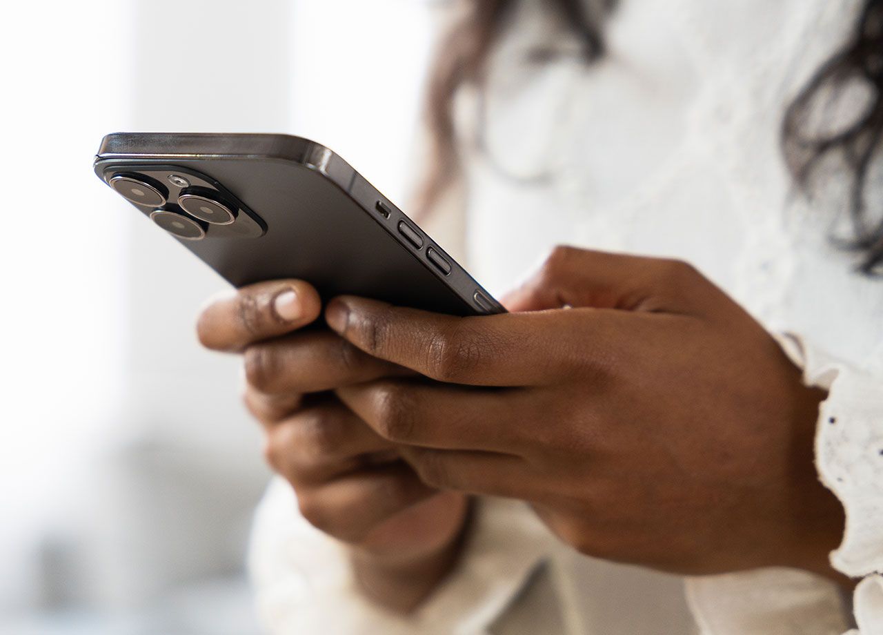 woman-using-iphone