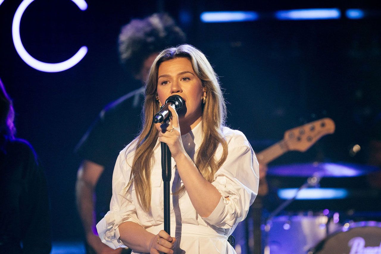 Kelly Clarkson sings on The Kelly Clarkson Show
