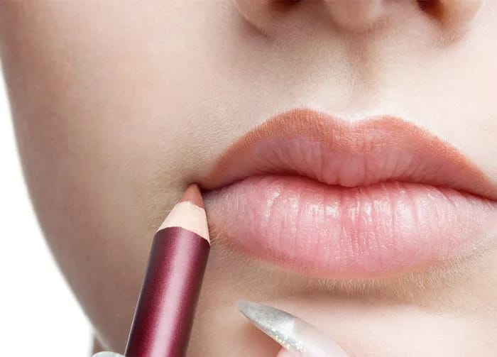 applying-lip-liner-corner-mouth