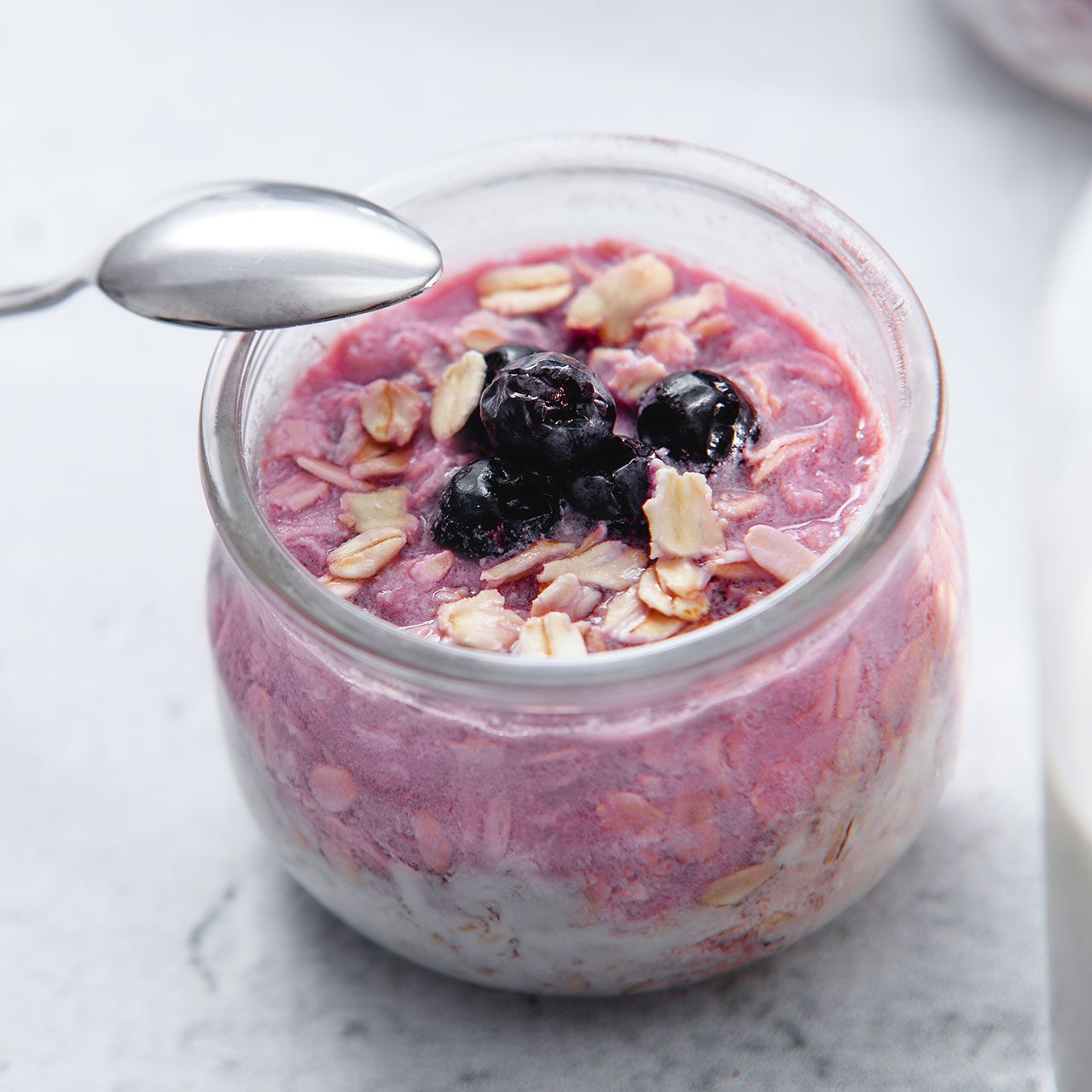 berry overnight oats