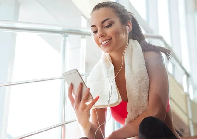 woman-using-fitness-apps