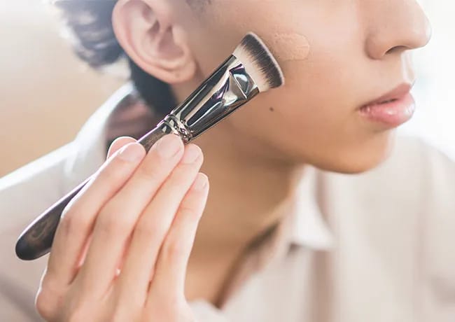woman-applying-foundation