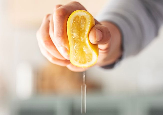 squeezing-lemon-juice