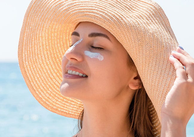 woman-wearing-sunscreen