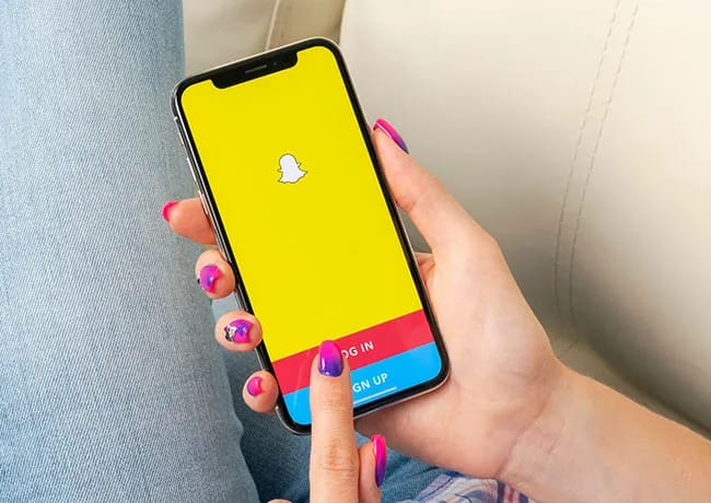 woman-logging-on-snapchat