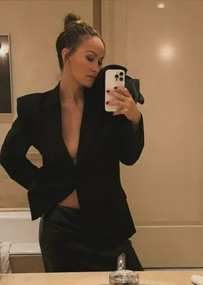 Olivia Wilde Tiffany Co event Milan mirror selfie