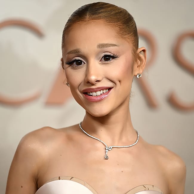 Fans React As Ariana Grande Steps Out In An Oversized Puffer Coat - SHEfinds Fans React As Ariana Grande Steps Out In An Oversized Puffer Coat - SHEfinds