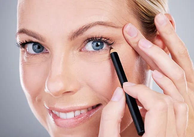woman-tugging-eyelid