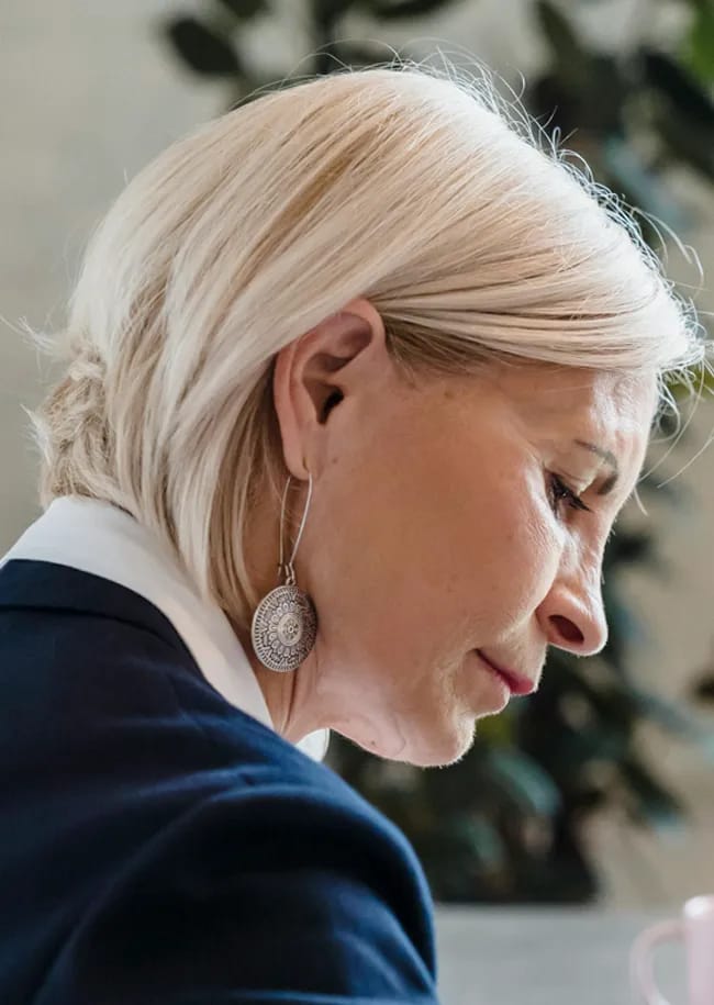 woman-bixie-haircut