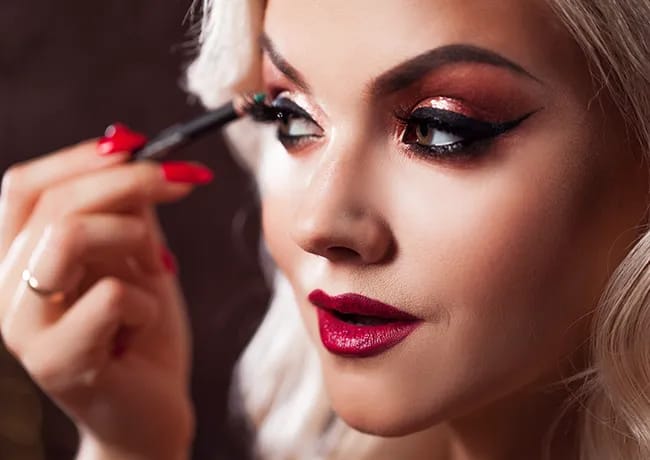 woman-applying-eyeliner