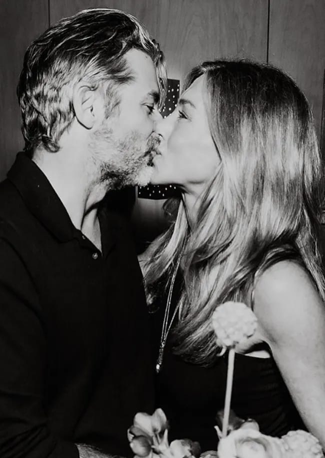 Jennifer Aniston and Jim Curtis black and white photo kissing