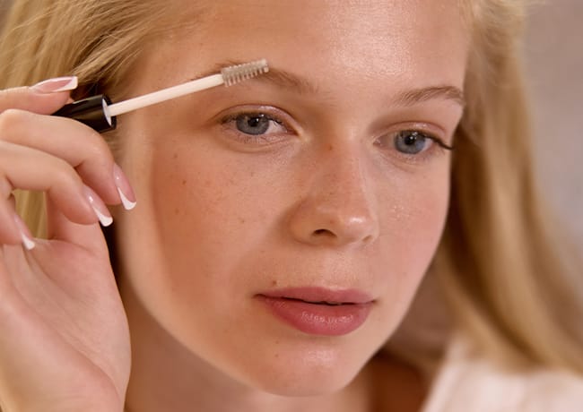 woman-eyebrow-makeup