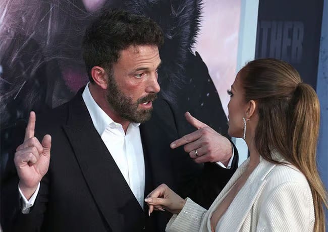 Ben Affleck and Jennifer Lopez arguing
