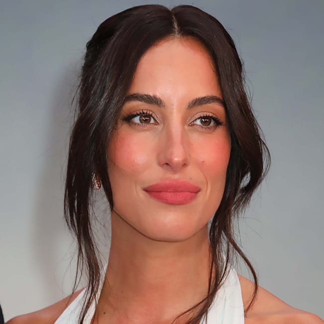 Brad Pitt’s Girlfriend Stuns In A Silk Robe - SHEfinds