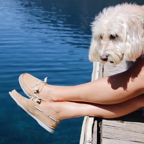 "Guide on how to tie barrel knot on Sperrys"