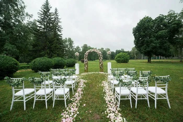 Large Guest Lists. Image from SHEfinds