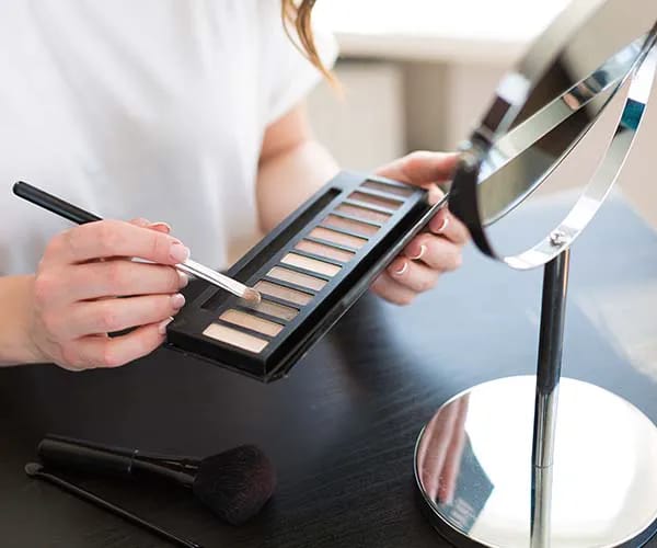applying eyeshadow mistake