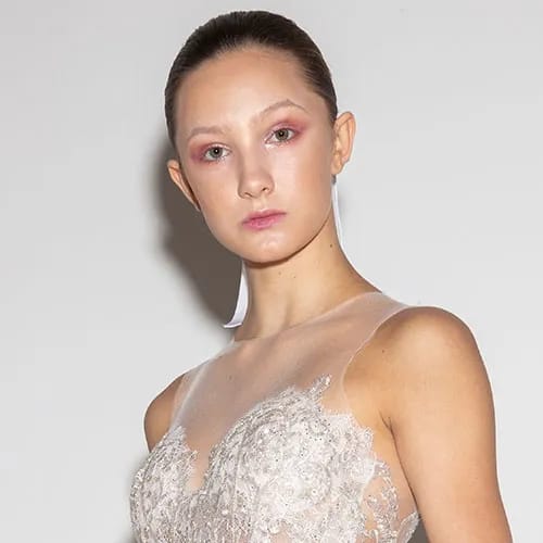 <h3>11. Monochromatic Makeup</h3> Monochromatic Makeup