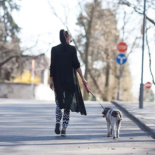 Common walking mistakes to avoid in public spaces