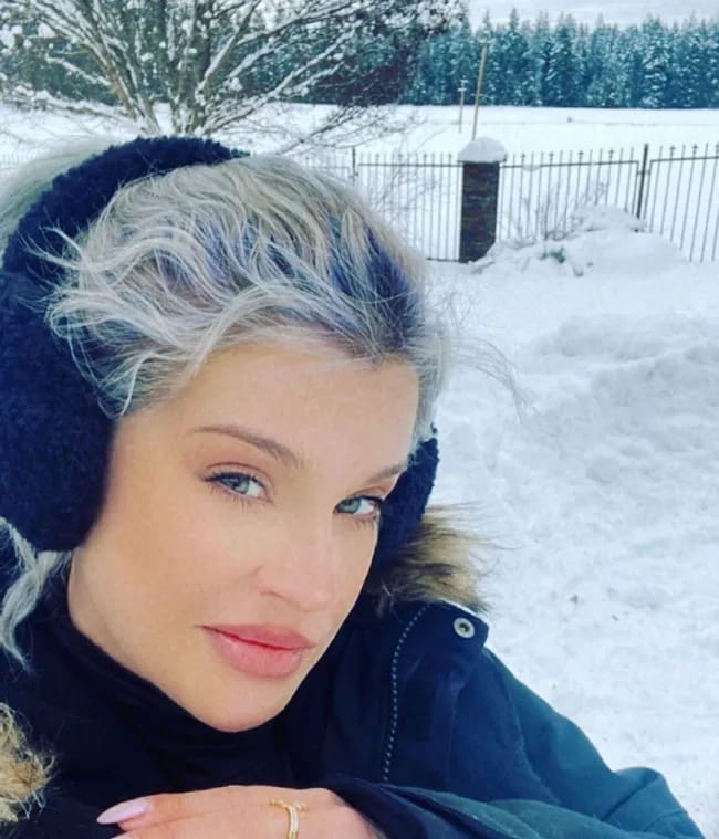 Kelly Osbourne makeup free selfie