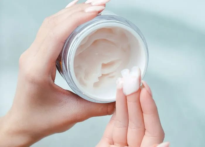 hands-scooping-lotion