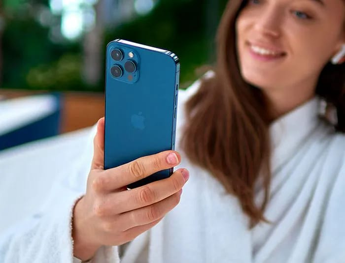 woman-using-iphone