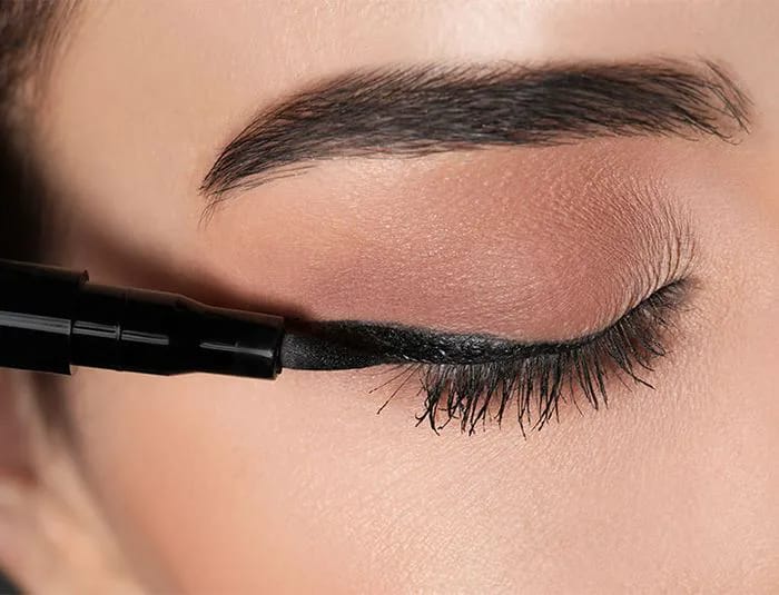 winged-eyeliner-application