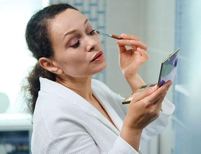 woman-applying-eyeshadow